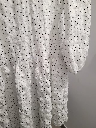 Vestido blanco con lunares negros