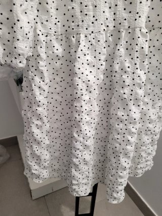 Vestido blanco con lunares negros