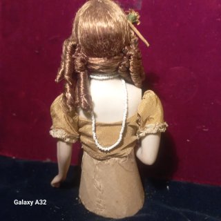 Muñeca de porcelana antigua