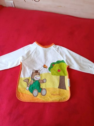 Babero infantil con caballo y árbol