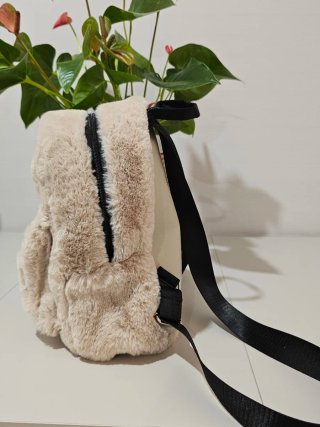 Mochila de peluche beige