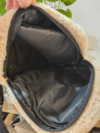 Mochila de peluche beige