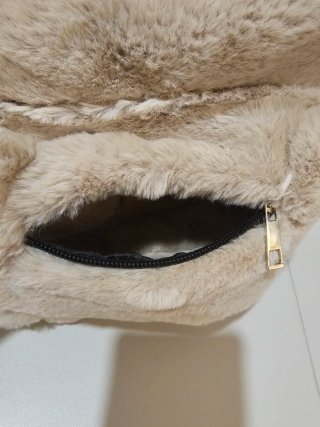 Mochila de peluche beige