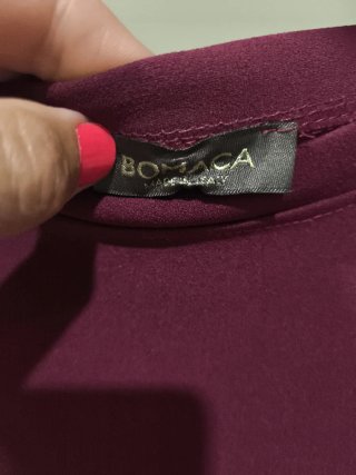 Vestido corto burdeos con volantes