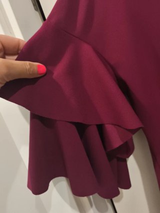 Vestido corto burdeos con volantes