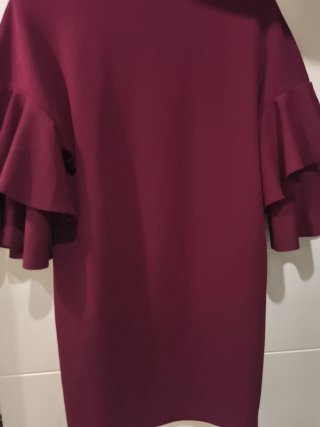 Vestido corto burdeos con volantes