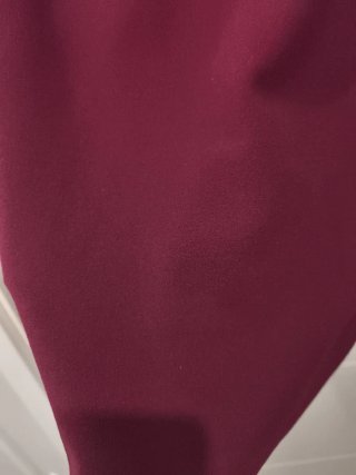 Vestido corto burdeos con volantes
