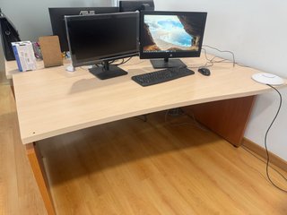 Mesa de oficina de madera y gris