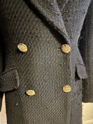 Abrigo estilo Chanel Zara negro