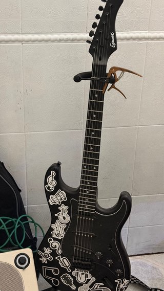 Amplificador Mooer 15W y Guitarra Eléctrica