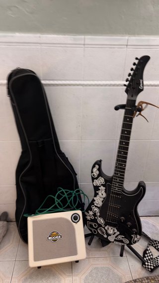 Amplificador Mooer 15W y Guitarra Eléctrica