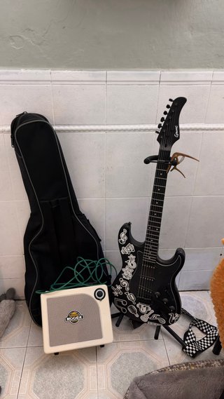 Amplificador Mooer 15W y Guitarra Eléctrica