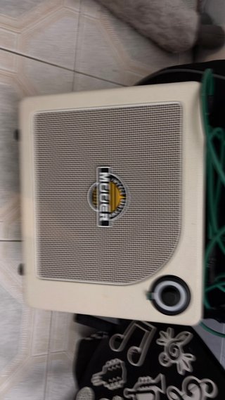 Amplificador Mooer 15W y Guitarra Eléctrica