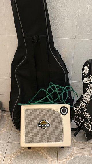 Amplificador Mooer 15W y Guitarra Eléctrica