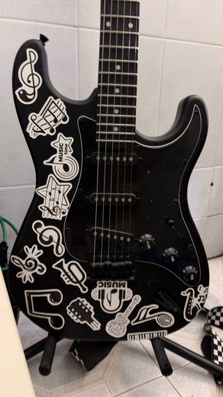 Amplificador Mooer 15W y Guitarra Eléctrica