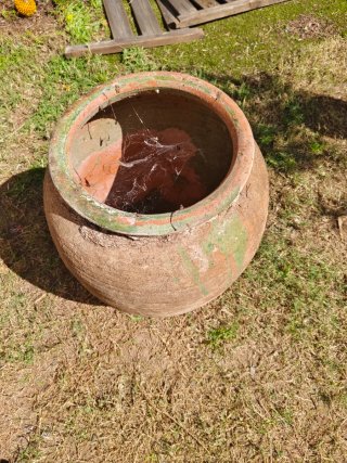 Tinaja antigua de barro