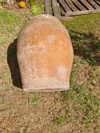 Tinaja antigua de barro