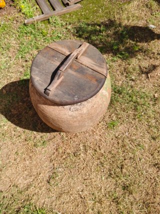 Tinaja antigua de barro