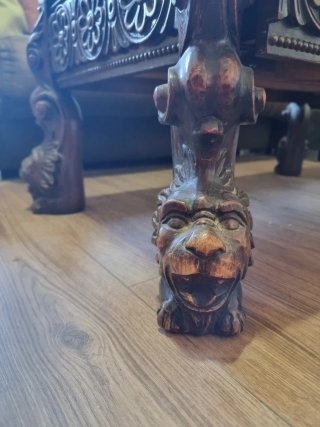 Mesa de madera tallada y mármol con bodega secreta