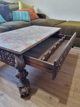 Mesa de madera tallada y mármol con bodega secreta