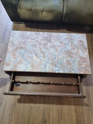 Mesa de madera tallada y mármol con bodega secreta