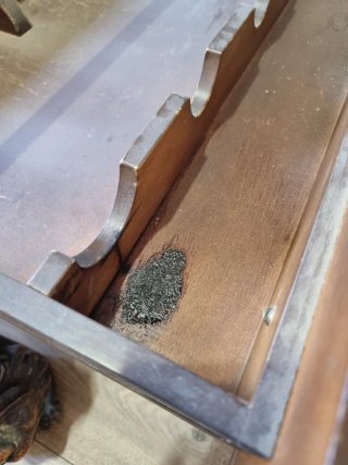 Mesa de madera tallada y mármol con bodega secreta