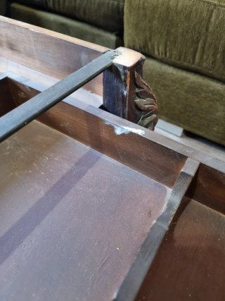 Mesa de madera tallada y mármol con bodega secreta