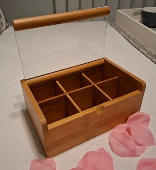 Caja de madera y cristal con divisiones