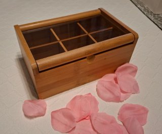 Caja de madera y cristal con divisiones