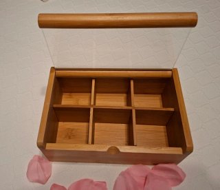 Caja de madera y cristal con divisiones