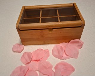 Caja de madera y cristal con divisiones