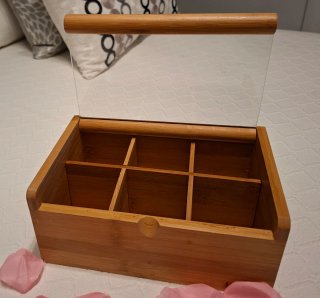 Caja de madera y cristal con divisiones