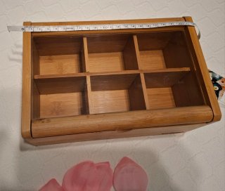 Caja de madera y cristal con divisiones