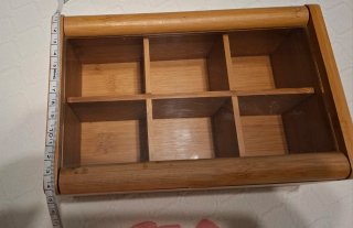 Caja de madera y cristal con divisiones