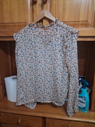 Blusa floral beige y naranja