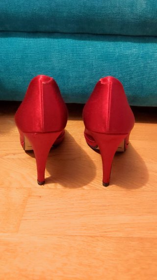 Zapatos de tacón rojos peep toe
