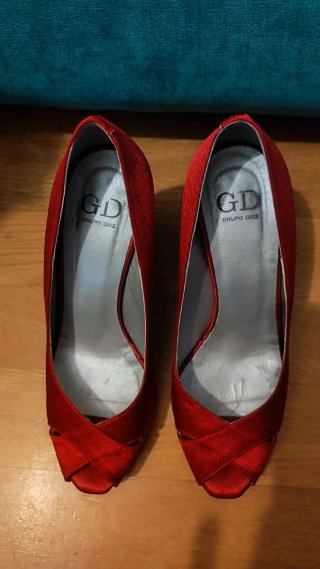 Zapatos de tacón rojos peep toe