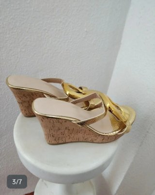Sandalias doradas con plataforma