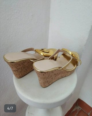 Sandalias doradas con plataforma