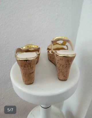Sandalias doradas con plataforma