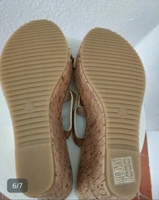 Sandalias doradas con plataforma
