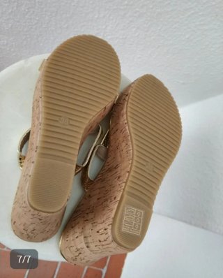 Sandalias doradas con plataforma