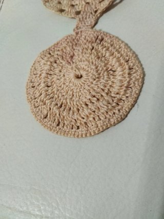 Collar de ganchillo beige y rosa