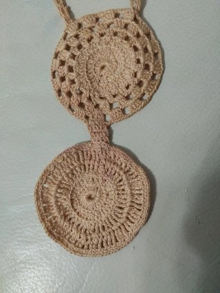 Collar de ganchillo beige y rosa