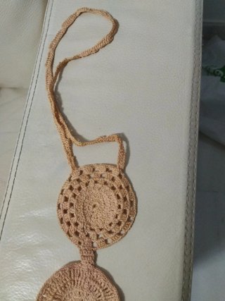 Collar de ganchillo beige y rosa