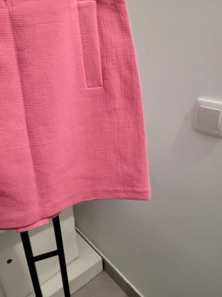 Falda rosa corta con bolsillos