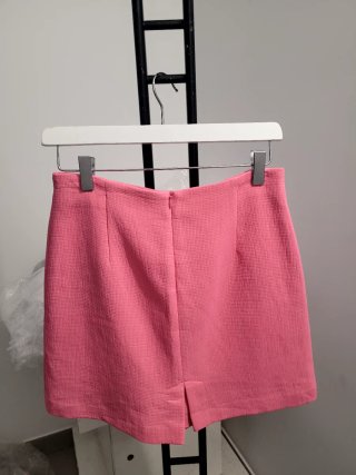 Falda rosa corta con bolsillos