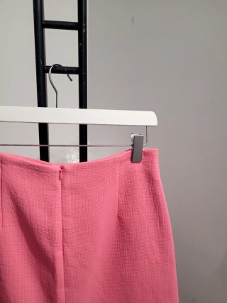Falda rosa corta con bolsillos