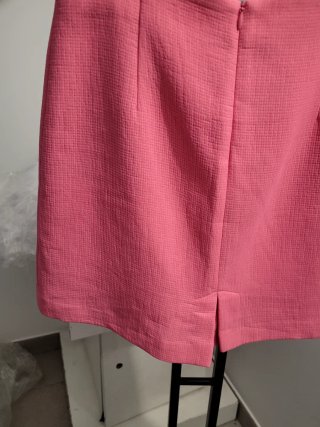 Falda rosa corta con bolsillos