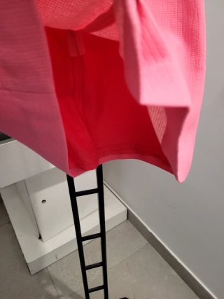 Falda rosa corta con bolsillos